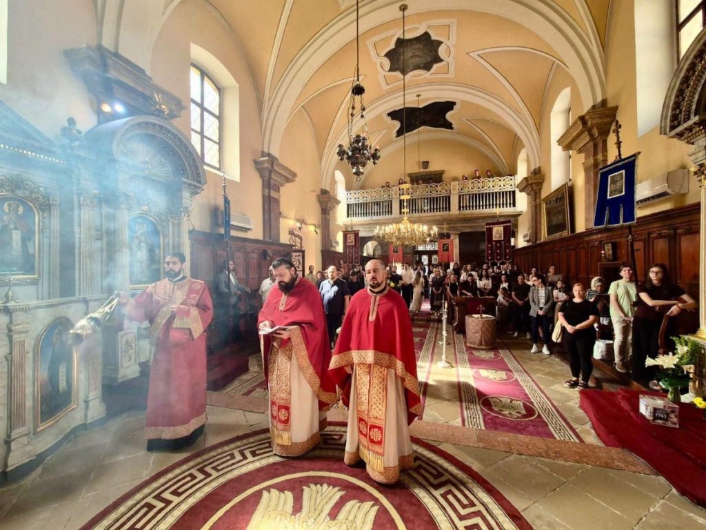 POMEN ZA RATKA MLADIĆA U BUDIMPEŠTI: Nakon liturgije otvrena knjiga žalosti za generala u Hramu Svetog Georgija