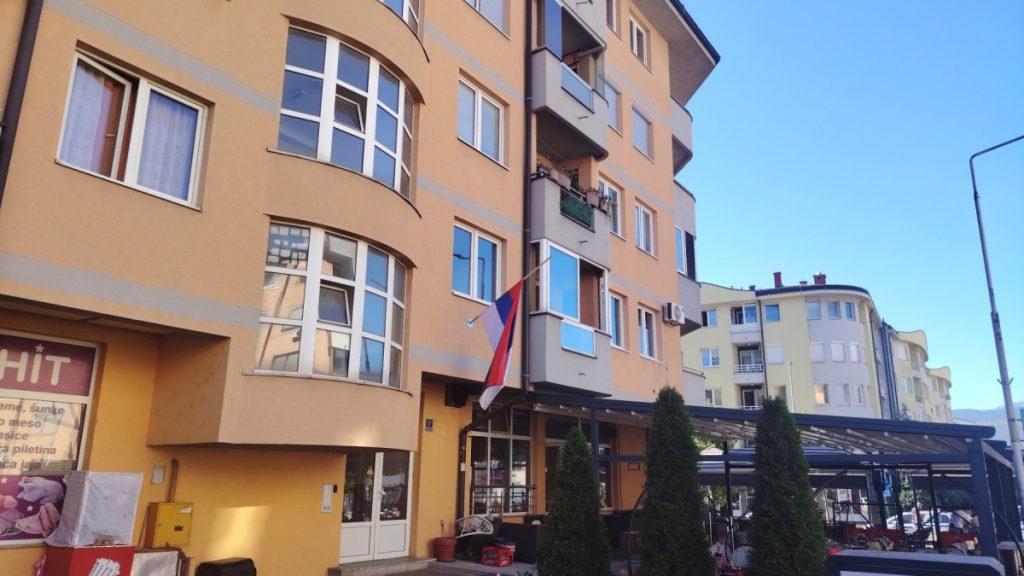 ZASTAVE NA POLA KOPLJA: Stanovnici Istočnog Sarajeva odaju počast Mladiću