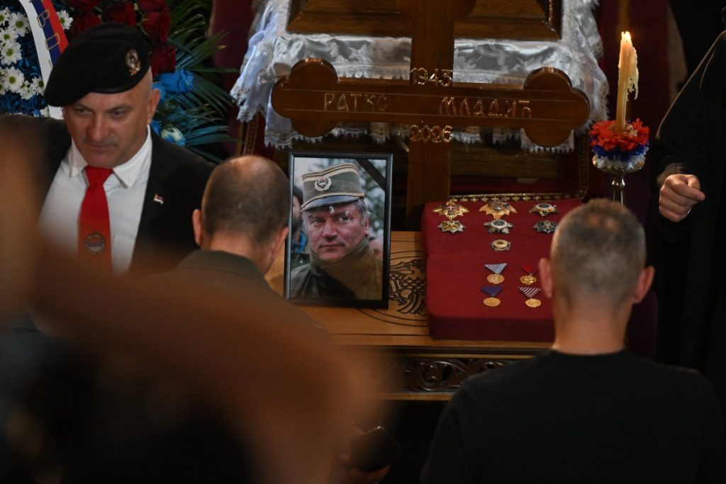 (UŽIVO) SAHRANA RATKA MLADIĆA: Hiljade građana iz Srbije, Srpske i Crne Gore se opraštaju od generala u Crkvi Svetog Luke (FOTO/VIDEO)