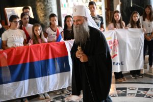 PORFIRIJE DOČEKAO OSNOVCE IZ SRPSKE U BEOGRADU: Učenici ponijeli trobojke u znak srpskog jedinstva sa obje strane Drine (FOTO)
