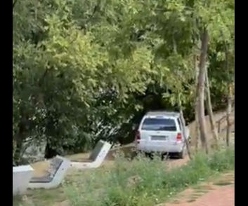 DRAMA NA ŠETALIŠTU UZ VRBAS: Automobilom bez tablica lomio kante i prestravio prolaznike (VIDEO)