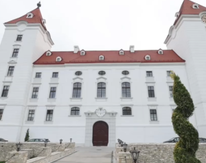 BAROK, KULE I PRIVATNO JEZERO OD 10 MILION EVRA: Ove dvije pjevačice žive u dvorcima (VIDEO)