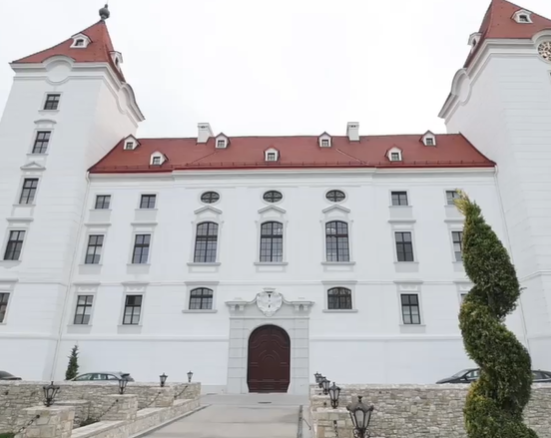 BAROK, KULE I PRIVATNO JEZERO OD 10 MILION EVRA: Ove dvije pjevačice žive u dvorcima (VIDEO)
