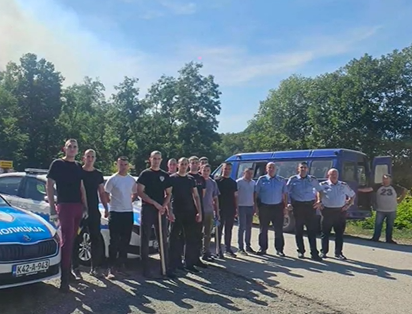 HUMANOST NA DJELU: Teslićki i dobojski policajci gasili veliki požar
