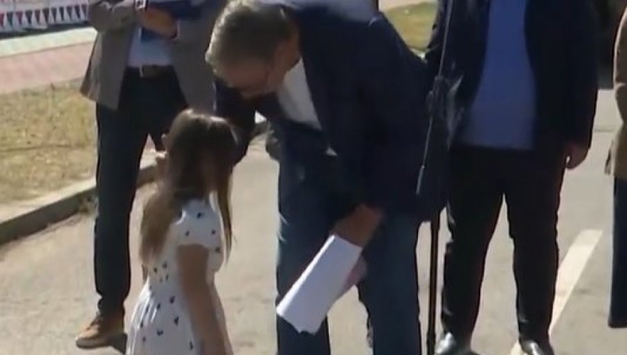 „PRAVI SI ANĐEO“: Djevojčica poklonila Vučiću crtež, a dječak mu rekao nešto što ga je dirnulo (FOTO/VIDEO)