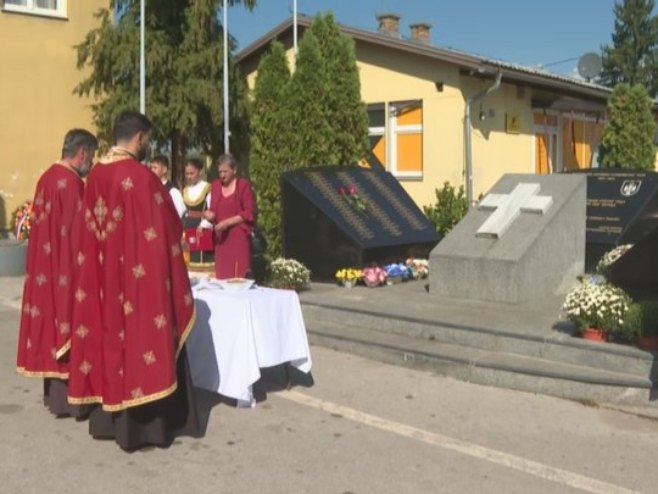 ČUVAJU USPOMENU NA NAJHRABRIJE SRPSKE SINOVE: Služen parastos poginulim borcima VRS u Zalužanima i Donjoj Piskavici