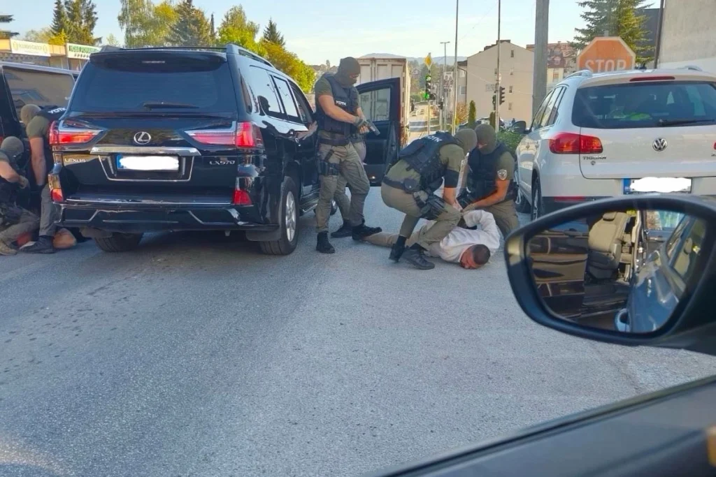 АКЦИЈА „АМАДЕУС“: Ухапшене четири особе због шверца наркотицима и оружјем