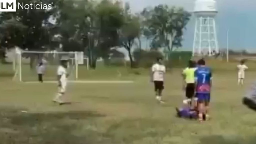 JEZIVE SCENE NA FUDBALSKOJ UTAKMICI: Dvojica napadača otvorili vatru, jedna osoba ubijena, šest ranjeno (UZNEMIRUJUĆI VIDEO)