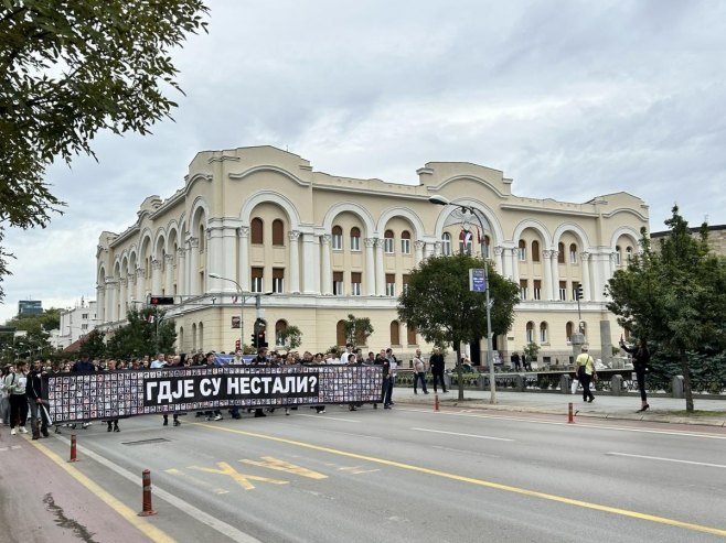 PORODICE JOŠ UVIJEK TRAGAJU ZA NAJMILIJIMA: U Banjaluci obilježen Dan nestalih i poginulih u Odbrambeno-otadžbinskom ratu Srpske (FOTO)