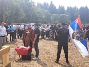 КАЛИНОВИК СЕ СЈЕЋА СВОЈИХ ГАРДИСТА: Служен парастос жртвама НАТО бомбардовања Прве гардијске бригаде (ФОТО)