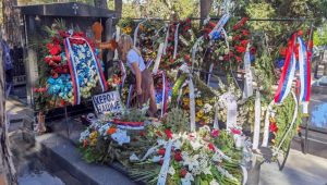 ЗЕМЉА СА РОДНЕ ГРУДЕ И РАКИЈА ЗА ГЕНЕРАЛА: „Новости“ на гробу Ратка Младића (ФОТО)