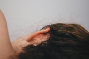 ZVONI VAM UVO? Narodno vjerovanje otkriva da li vas neko hvali ili ogovara