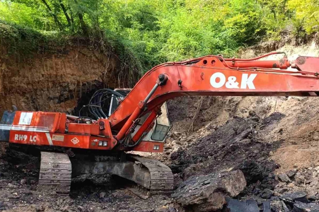 KOPALI I PRODAVALI UGALJ NA CRNO: Policija oduzela mašine, oružje i novac na području Banovića i Kalesije (FOTO)
