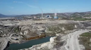 УХАПШЕНЕ ДВИЈЕ ОСОБЕ: Аудијем под пуном брзином улетио у круг РиТЕ Гацко и оштетио капију
