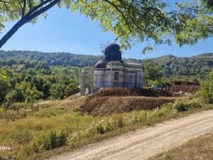 ŽIVAN GRADI MANASTIR U POMEN PREMINULOG SINA: Priča iz Gornje Skakave kod Brčkog nikoga ne ostavlja ravnodušnim (FOTO)