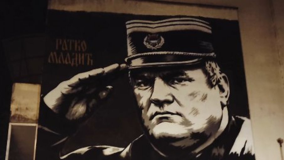 „KRSTIĆE SE I KO NEĆE“: Osvanuo mural Ratka Mladića u Obrenovcu (VIDEO)