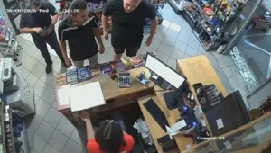NADZORNE KAMERE SNIMILE NAPAD: Nasilnik brutalno pretukao radnika benzinske pumpe u Trebinju (UZNEMIRUJUĆI VIDEO)