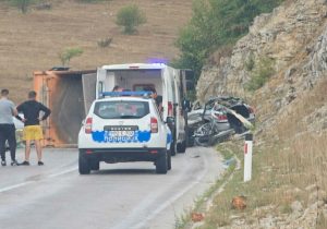 STRAVIČNA SAOBRAĆAJNA NESREĆA NA MANJAČI: Kamion prevrnut, automobil u potpunosti smrskan