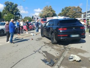 VOZAČU ISPAO TELEFON, PA UDARIO DJEVOJČICU: Detalji saobraćajne nezgode u Banjaluci