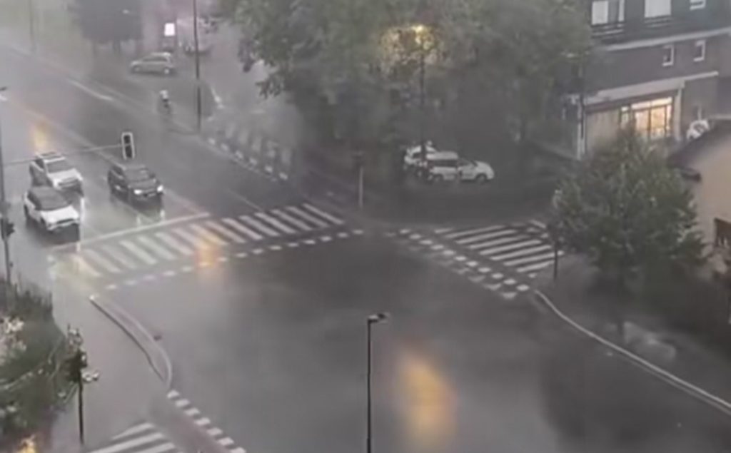 JAKO NEVRIJEME POGODILO SLOVENIJU: Drveće padalo na automobile, krov odletio sa zgrade (FOTO/VIDEO)