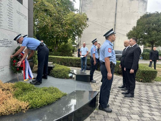 СЈЕЋАЊЕ НА ХЕРОЈЕ: У Бањалуци положени вијенци и служен парастос погинулим припадницима полиције (ФОТО)