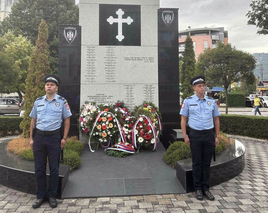 SJEĆANJE NA HEROJE: U Banjaluci položeni vijenci i služen parastos poginulim pripadnicima policije (FOTO)