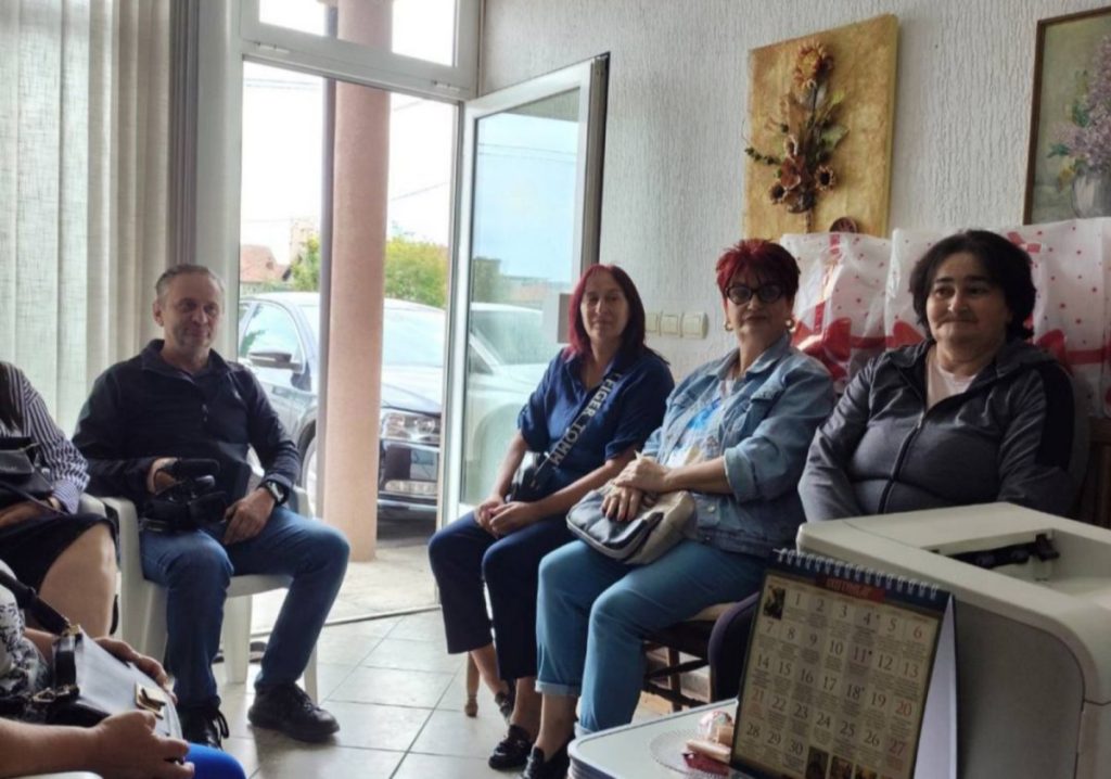 „ПУНО ЗНАЧИ КАД ЗНАМО ДА НИСМО САМИ“: Уручена помоћ за 13 породица погинулих бораца из Братунца (ФОТО)