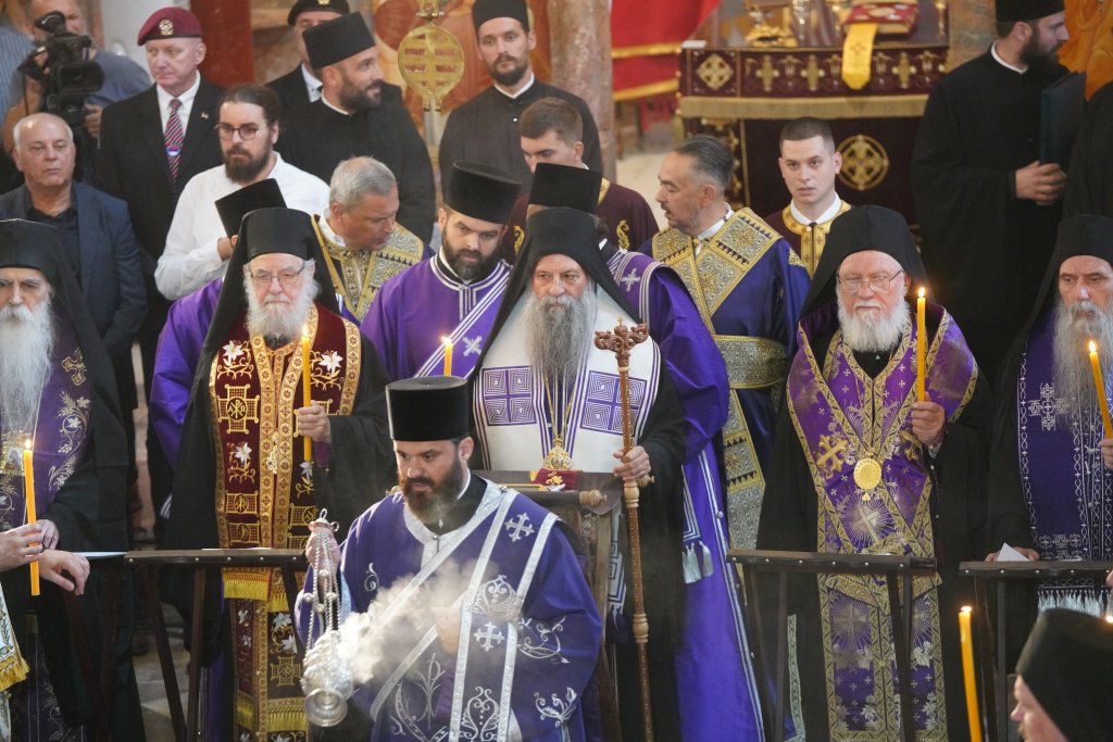 (UŽIVO) SAHRANA RATKA MLADIĆA: Patrijarh Porfirije služi opijelo, hiljade građana iz Srbije, Srpske i Crne Gore se opraštaju od generala u Crkvi Svetog Luke (FOTO/VIDEO)