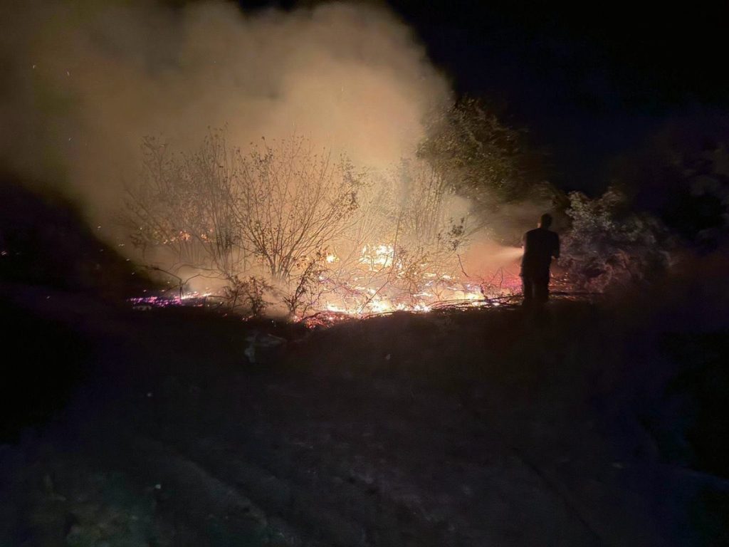 VATRENA STIHIJA U SELIMA OKO BANJALUKE: Vatrogasci cijele noći gasili požare (FOTO)