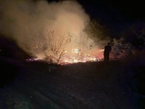 VATRENA STIHIJA U SELIMA OKO BANJALUKE: Vatrogasci cijele noći gasili požare (FOTO)