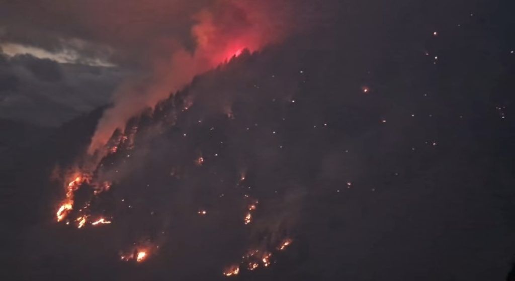 PROŠIRIO SE POŽAR NA ČVRSNICI: Vjetar otežao posao vatrogascima (VIDEO)