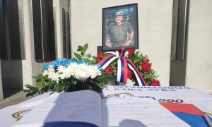 DOK SU SRBI ŽIVI, ŽIVIŠ I TI GENERALE: Građani se upisuju u knjigu žalosti za Mladića u Banjaluci (FOTO)