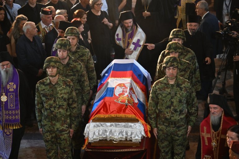 (УЖИВО) САХРАНА РАТКА МЛАДИЋА: Поворка са ковчегом кренула ка Топчидерском гробљу, хиљаде грађана се опраштају од генерала (ФОТО/ВИДЕО)
