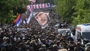ГЕНЕРАЛЕ, ТИ СИ И МРТАВ ПОБИЈЕДИО: Репортери „Новости“ на сахрани генерала Младића (ФОТО)