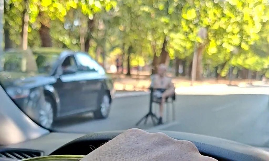 MUŠKARAC SJEDI ZA STOLOM NASRED PUTA: Nesvakidašnji prizor ostavio Banjalučane u čudu (VIDEO)