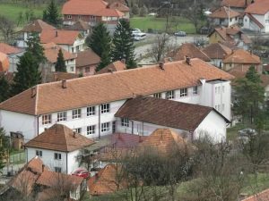 ХОРОР У ТУЗЛИ: Дјевојчица (15) ножем избола двије вршњакиње у школи