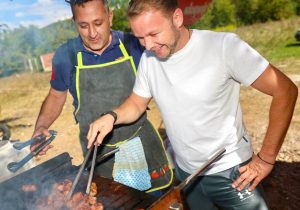 NEOBIČNO IZDANJE: Draško Stanivuković pokazao roštiljske vještine (FOTO)