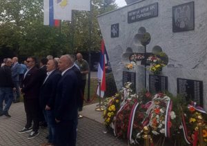 БАЊАЛУЧАНИ НЕ ЗАБОРАВЉАЈУ СВОЈЕ БОРЦЕ: Служен парастос у МЗ Старчевица (ФОТО)