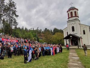 БОШЊАЦИ ПРОВОЦИРАЈУ СРБЕ ПОРЕД МАСОВНЕ ГРОБНИЦЕ: Колона са ратним заставама тзв. Армије БиХ узнемиравала учеснике марша „Стазама егзодуса“