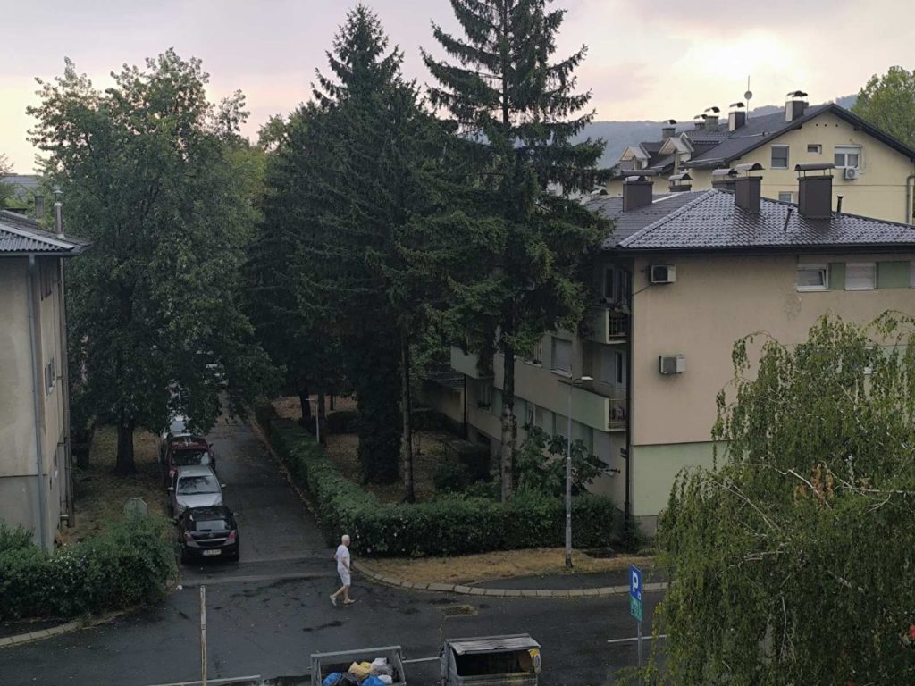 БАЊАЛУКУ ПОГОДИЛО ОЛУЈНО НЕВРИЈЕМЕ: Снажан вјетар и грмљавина затекли грађане (ВИДЕО)
