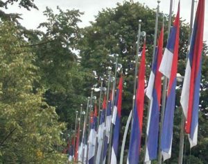 BANJALUKA U ZNAKU TROBOJKE: Ulice ukrašene zastavama Srpske i Srbije (FOTO)