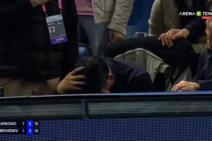 BIJESNO UDARIO U LOPTICU I POVRIJEDIO ČOVJEKA: Evo zbog čega je diskvalifikovan Medvedev u meču sa Đokovićem (VIDEO)