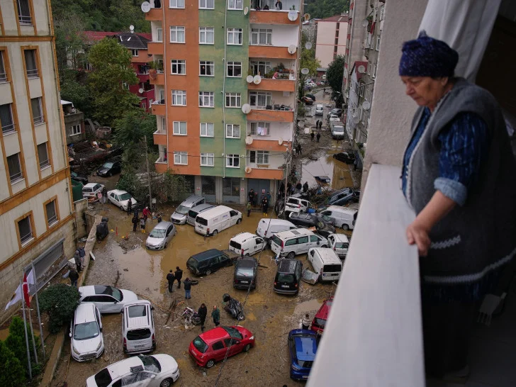 ISTANBUL POD  VODOM: raste broj žrtava, poplavljena i džamija (VIDEO)