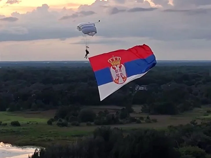 СРПСКА ТРОБОЈКА СЕ ВИЈОРИ НА ФЛОРИДИ: На небу изнад Орланда огромна српска застава (ВИДЕО)