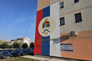 NAPISAO NA MURALU „GENOCIDAŠI“:Uhapšen Sarajlija zbog oštećenja murala srpske trobojnice u Istočnom Sarajevu