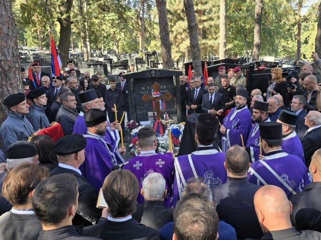 40 DANA OD SMRTI GENERALA RATKA MLADIĆA: Porodica i saborci na pomenu u Beogradu (FOTO)