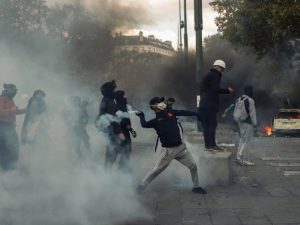 NASILJE NA ULICAMA PARIZA: Demonstrant preminuo, opljačkane luksuzne prodavnice