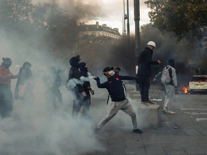 NASILJE NA ULICAMA PARIZA: Demonstrant preminuo, opljačkane luksuzne prodavnice