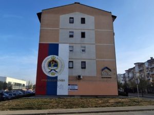 ТЕШКЕ УВРЕДЕ СРПСКОМ НАРОДУ: На српској тробојци у Источном Сарајеву исписано „геноцидаши“