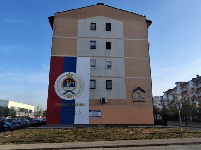 TEŠKE UVREDE SRPSKOM NARODU: Na srpskoj trobojci u Istočnom Sarajevu ispisano „genocidaši“